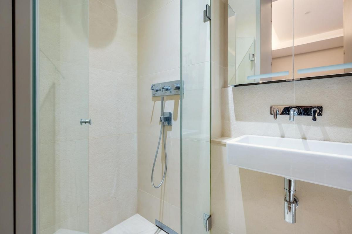 Three Bedroom, Leicester Square Duplex Londra