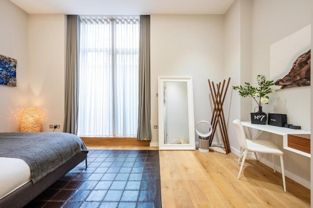 Three Bedroom, Leicester Square Duplex Londra