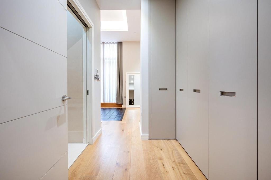 Three Bedroom, Leicester Square Duplex * Londra