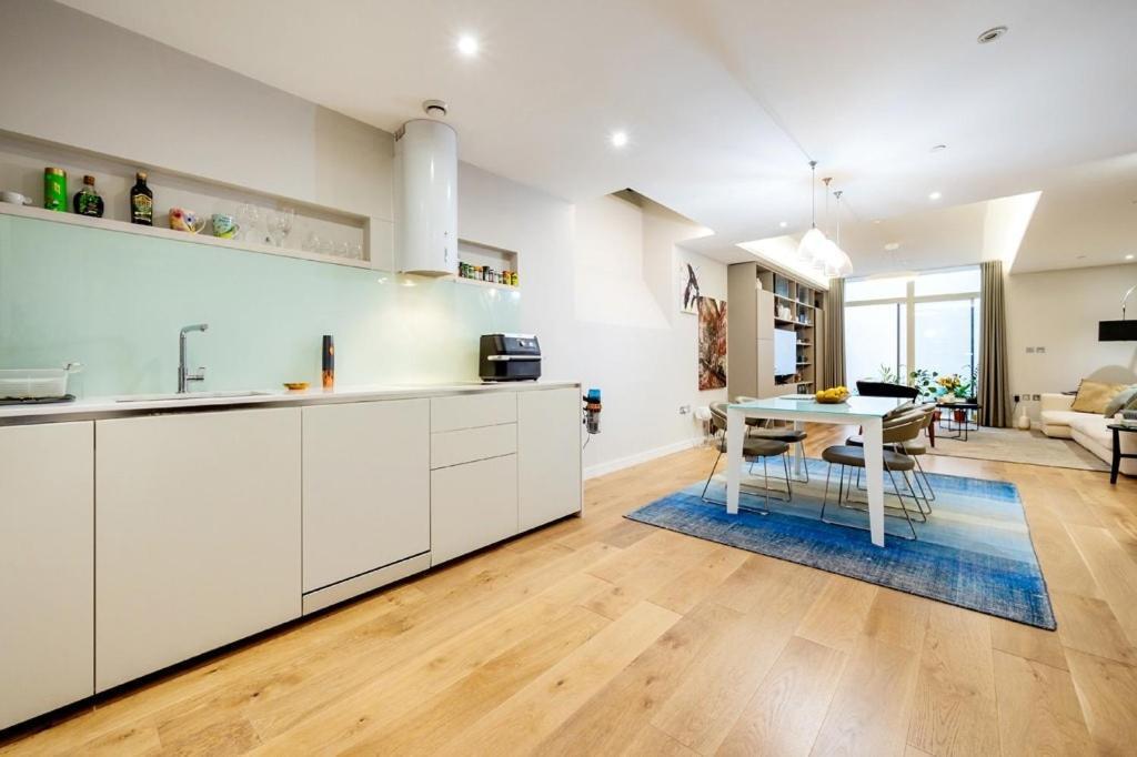 Three Bedroom, Leicester Square Duplex * Londra
