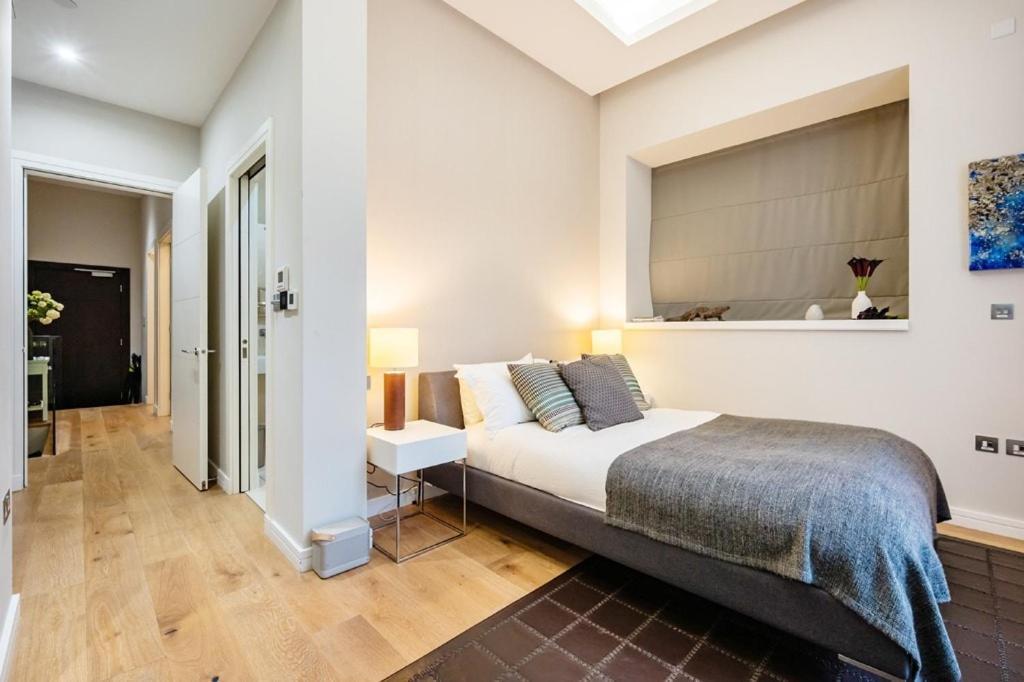 Three Bedroom, Leicester Square Duplex Londra
