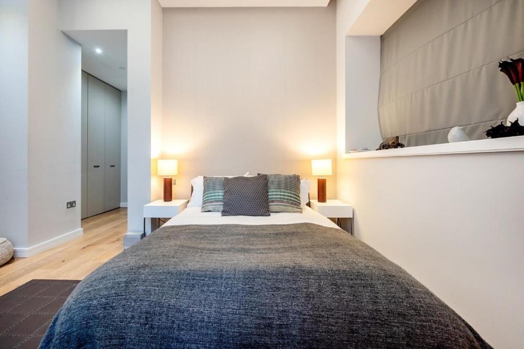 Three Bedroom, Leicester Square Duplex * Londra